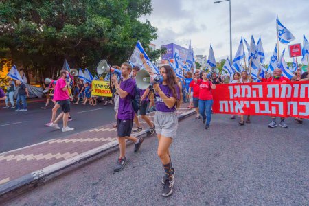 Téléchargez les photos : Haïfa, Israël - 02 septembre 2023 : Les gens défilent avec divers signes et drapeaux. Semaine 35 de protestation contre la révision judiciaire controversée. Haïfa, Israël - en image libre de droit