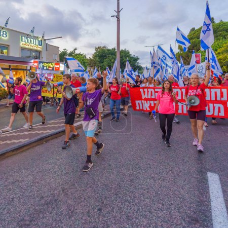 Téléchargez les photos : Haïfa, Israël - 02 septembre 2023 : Les gens défilent avec divers signes et drapeaux. Semaine 35 de protestation contre la révision judiciaire controversée. Haïfa, Israël - en image libre de droit