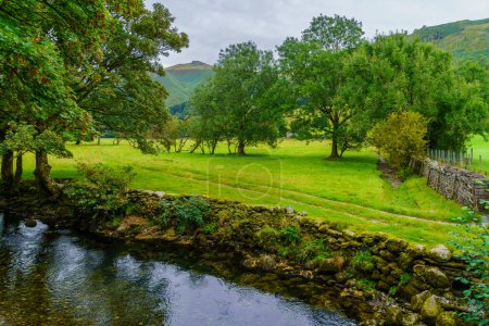 Blick auf den Fluss Rothay, in Grasmere, dem Lake District, Cumbria, England, Großbritannien