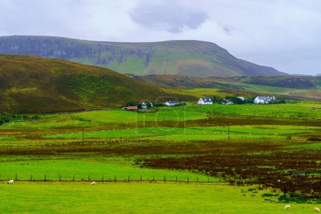 Téléchargez les photos : Vue du paysage rural, dans l'île de Skye, Hébrides intérieures, Écosse, Royaume-Uni - en image libre de droit