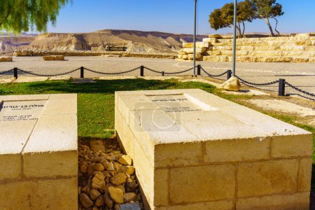 Foto de Sde Boker, Israel - 10 de agosto de 2023: La tumba y memorial del Primer Ministro Ben Gurion y su esposa Pola, en Sde Boker, el desierto del Negev, sur de Israel - Imagen libre de derechos