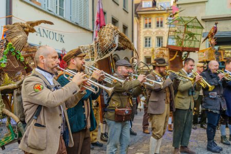 Téléchargez les photos : Lucerne, Suisse - 20 février 2023 : Une fanfare de musiciens en costumes joue devant la foule, dans le cadre du Carnaval Fasnacht, à Lucerne (Lucerne), Suisse - en image libre de droit