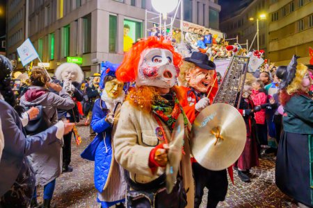 Téléchargez les photos : Lucerne, Suisse - 21 février 2023 : Des déguisés participent à la dernière parade nocturne du carnaval de la nuit, à Lucerne (Lucerne), Suisse - en image libre de droit