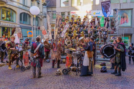 Téléchargez les photos : Lucerne, Suisse - 21 février 2023 : Une fanfare de musiciens en costumes joue devant la foule, dans le cadre du Carnaval Fasnacht, à Lucerne (Lucerne), Suisse - en image libre de droit