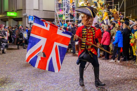 Téléchargez les photos : Lucerne, Suisse - 21 février 2023 : Des musiciens en costumes défilent dans les rues, dans le cadre de la dernière parade nocturne du Carnaval de la Nuit, à Lucerne (Lucerne), Suisse - en image libre de droit