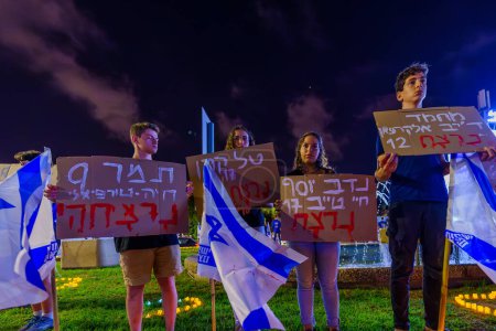 Téléchargez les photos : Haïfa, Israël - 07 novembre 2023 : Jeunesse commémorant les jeunes victimes, assassinées par des terroristes du Hamas le 07 octobre. Haïfa, Israël - en image libre de droit