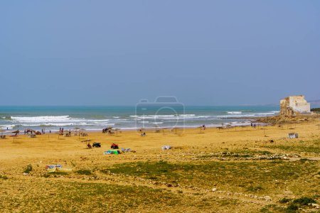 Foto de Sidi Kaouki, Marruecos - 07 de abril de 2023: Vista del balneario de Sidi Kaouki, con los visitantes. Marruecos - Imagen libre de derechos