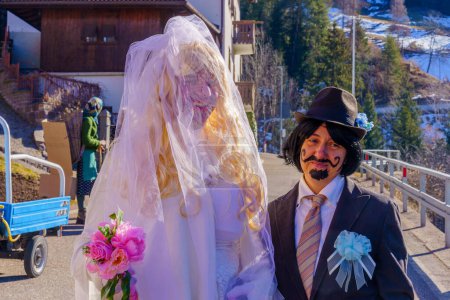 Téléchargez les photos : Valfloriana, Italie - 26 février 2022 : Les participants au carnaval déguisés en mariés, au carnaval de Valfloriana, Trentin, Italie du Nord - en image libre de droit