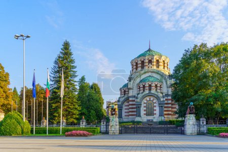 Foto de Pleven, Bulgaria - 16 de septiembre de 2023: Vista del Mausoleo de la Capilla San Jorge el Conquistador, en Pleven, Bulgaria - Imagen libre de derechos