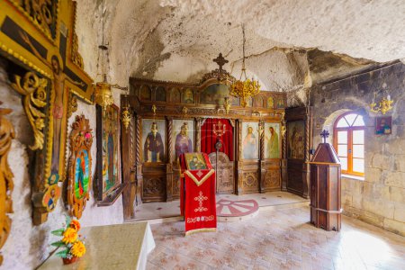 Téléchargez les photos : Basarbovo, Bulgarie - 17 septembre 2023 : Vue du monastère de Saint Dimitar Basarbowski, un monastère de grottes orthodoxes bulgares, rivière Rusenski Lom, nord-est de la Bulgarie - en image libre de droit