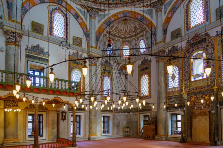 Téléchargez les photos : Shumen, Bulgarie - 18 septembre 2023 : Vue de l'intérieur de la mosquée Sherif Halil Pacha (Tombul), à Shumen, Bulgarie - en image libre de droit