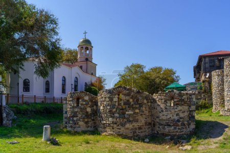 Téléchargez les photos : Sozopol, Bulgarie - 20 septembre 2023 : Vue sur les ruines d'une église médiévale, et l'église Saint-Cyrille et Méthode, dans la vieille ville de Sozopol, Bulgarie - en image libre de droit