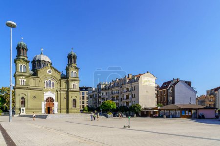 Foto de Burgas, Bulgaria - 20 de septiembre de 2023: Escena de la Catedral de los Santos Cirilo y Metodio, con lugareños y visitantes, en Burgas, Bulgaria - Imagen libre de derechos