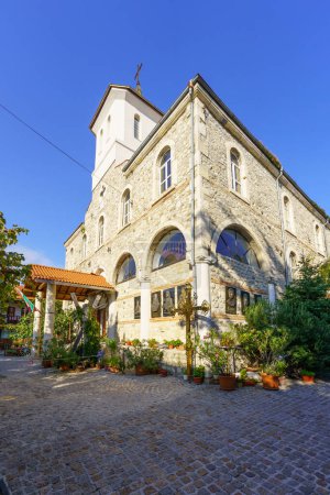 Foto de Nesebar, Bulgaria - 20 de septiembre de 2023: Vista de la Iglesia Dormición de Theotokos, en el casco antiguo de Nesebar, Bulgaria - Imagen libre de derechos