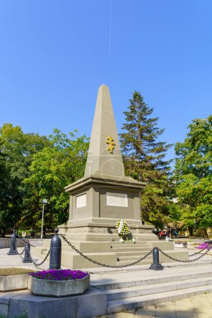 Téléchargez les photos : Varna, Bulgarie - 22 septembre 2023 : Vue du monument aux citoyens de Primorsky tombés dans la guerre serbo-bulgare, à Varna, Bulgarie - en image libre de droit
