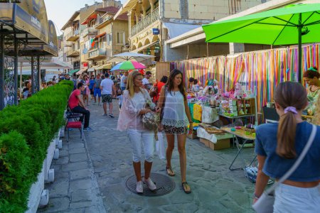 Téléchargez les photos : Veliko Tarnovo, Bulgarie - 23 septembre 2023 : Scène de rue avec des habitants et des visiteurs, à Veliko Tarnovo, Bulgarie - en image libre de droit