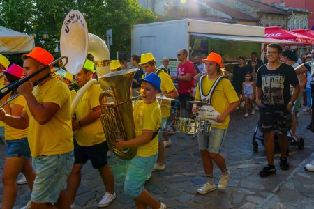 Téléchargez les photos : Veliko Tarnovo, Bulgarie - septembre 23, 2023 : Scène de rue avec un groupe de musiciens, Week-end de la fête de l'indépendance à Veliko Tarnovo, Bulgarie - en image libre de droit