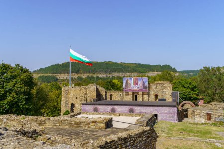 Téléchargez les photos : Veliko Tarnovo, Bulgarie - 23 septembre 2023 : Vue du palais de la forteresse de Tsarevets, à Veliko Tarnovo, Bulgarie - en image libre de droit