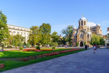 Téléchargez les photos : Sofia, Bulgarie - 09 octobre 2023 : Scène de l'église de Sveti Sedmochislenitsi et de son jardin, avec des habitants et des visiteurs, à Sofia, Bulgarie - en image libre de droit