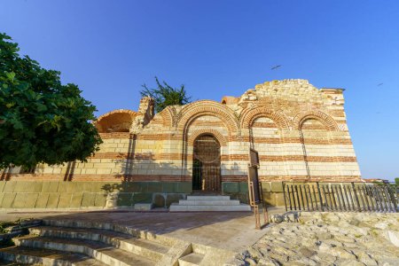 Foto de Vista de la Iglesia de San Juan Aliturgetos, en el casco antiguo de Nesebar, Bulgaria - Imagen libre de derechos