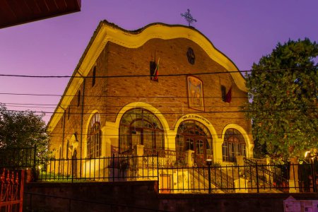 Téléchargez les photos : Vue du lever du soleil sur l'église des Saints Kiril et Metodiy, à Veliko Tarnovo, Bulgarie - en image libre de droit