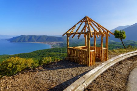 Téléchargez les photos : Vue d'un point d'observation, et du lac Prespa, en Macédoine du Nord - en image libre de droit