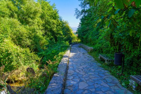 Foto de Vista de un sendero a lo largo de los manantiales de Vevchani, el pueblo de Vevchani, Macedonia del Norte - Imagen libre de derechos