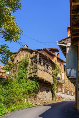 Foto de Vista de casas típicas en el pueblo de Vevchani, Macedonia del Norte - Imagen libre de derechos
