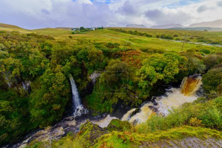Téléchargez les photos : Vue du paysage et des chutes Lealt, dans l'île de Skye, Hébrides intérieures, Écosse, Royaume-Uni - en image libre de droit