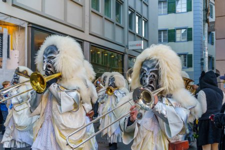 Téléchargez les photos : Lucerne, Suisse - 20 février 2023 : Des musiciens en costumes défilent dans les rues, et la foule, dans le cadre du Carnaval de la Nuit, à Lucerne (Lucerne), Suisse - en image libre de droit