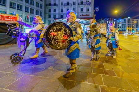 Téléchargez les photos : Lucerne, Suisse - 20 février 2023 : Des musiciens en costumes défilent dans les rues, dans le cadre d'un défilé matinal du Carnaval de la Nuit, à Lucerne (Lucerne), Suisse - en image libre de droit