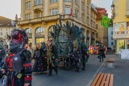 Téléchargez les photos : Lucerne, Suisse - 20 février 2023 : Groupe de participants en costumes défilent dans les rues, et la foule, dans le cadre du Carnaval de la Nuit, à Lucerne (Lucerne), Suisse - en image libre de droit