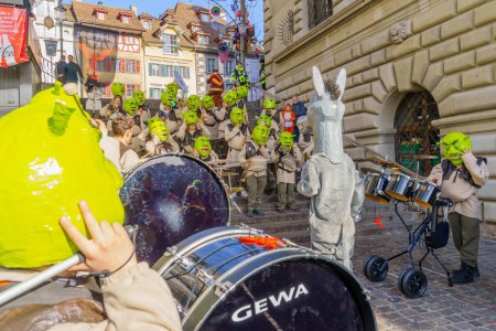 Téléchargez les photos : Lucerne, Suisse - 20 février 2023 : Une fanfare de musiciens en costumes joue devant la foule, dans le cadre du Carnaval Fasnacht, à Lucerne (Lucerne), Suisse - en image libre de droit