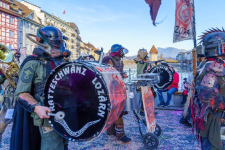 Téléchargez les photos : Lucerne, Suisse - 21 février 2023 : Des musiciens en costumes défilent dans les rues, et la foule, dans le cadre du Carnaval de la Nuit, à Lucerne (Lucerne), Suisse - en image libre de droit