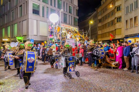 Téléchargez les photos : Lucerne, Suisse - 21 février 2023 : Des musiciens en costumes défilent dans les rues, dans le cadre de la dernière parade nocturne du Carnaval de la Nuit, à Lucerne (Lucerne), Suisse - en image libre de droit
