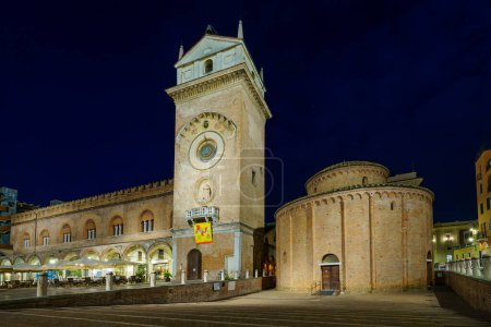 Téléchargez les photos : Mantoue, Italie - 27 février 2023 : Vue en soirée de la Piazza delle Erbe, avec monuments et commerces locaux, à Mantoue (Mantoue), Lombardie, Italie du Nord - en image libre de droit