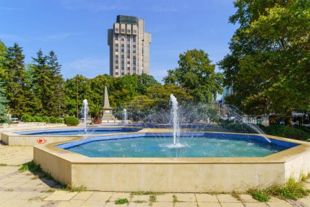 Téléchargez les photos : Varna, Bulgarie - 22 septembre 2023 : Vue d'une fontaine dans le centre-ville, à Varna, Bulgarie - en image libre de droit