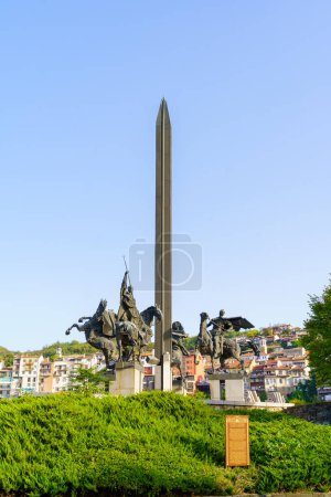 Téléchargez les photos : Veliko Tarnovo, Bulgarie - 24 septembre 2023 : Vue du monument de la dynastie Assen, à Veliko Tarnovo, Bulgarie - en image libre de droit