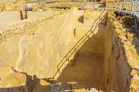 Téléchargez les photos : Vue d'un ancien réservoir d'eau à Qumran, au nord-ouest de la mer Morte, au sud d'Israël - en image libre de droit