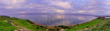 Foto de Panoramic sunset view of the Sea of Galilee, viewed from Nukeib Lookout, Northern Israel - Imagen libre de derechos