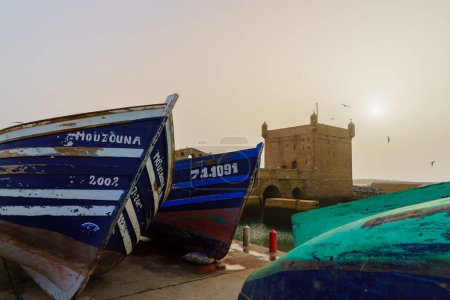 Téléchargez les photos : Essaouira, Maroc - 06 avril 2023 : Vue des bateaux dans le port d'Essaouira (Mogador), Maroc - en image libre de droit