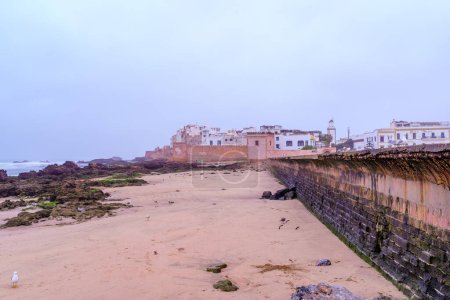 Téléchargez les photos : Essaouira, Maroc - 07 avril 2023 : Vue de l'heure bleue (avant le lever du soleil) sur les murs de la Médina et la côte, à Essaouira (Mogador), Maroc - en image libre de droit