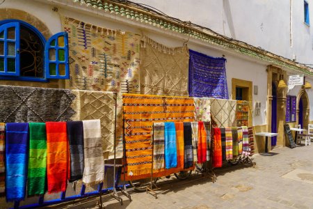 Téléchargez les photos : Essaouira, Maroc - 07 avril 2023 : Vue de divers objets traditionnels en vente, dans les rues de la médina, à Essaouira (Mogador), Maroc - en image libre de droit