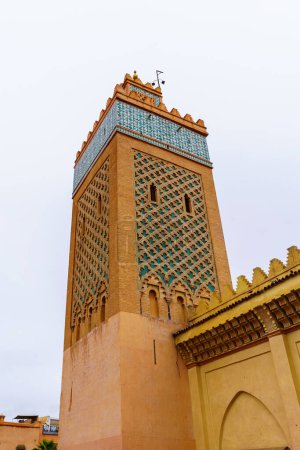 Blick auf das Minarett der Moulay el Yazid Moschee in der Medina von Marrakesch, Marokko