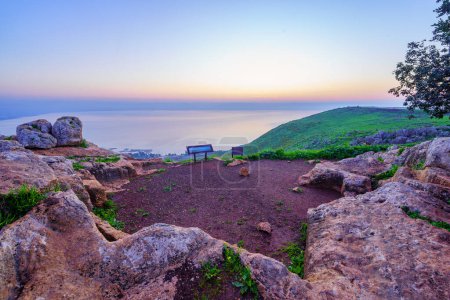 Foto de Arbel, Israel - 09 de febrero de 2024: Vista azul (antes del amanecer) del mar de Galilea, desde el monte Arbel (lado oeste). Norte de Israel - Imagen libre de derechos