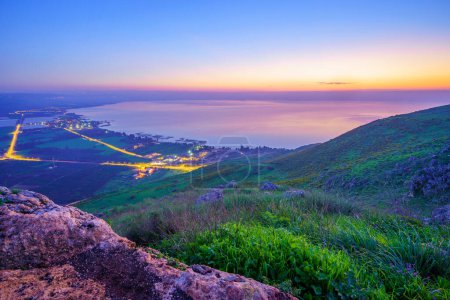 Foto de Vista azul (antes del amanecer) del mar de Galilea, desde el monte Arbel (lado oeste). Norte de Israel - Imagen libre de derechos