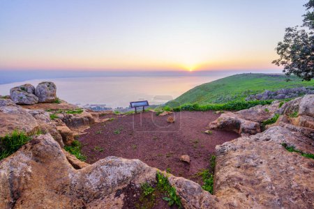 Foto de Salida del sol vista del mar de Galilea, desde el monte Arbel (lado oeste), norte de Israel - Imagen libre de derechos