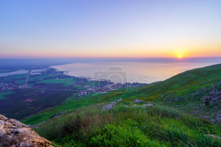Foto de Salida del sol vista del mar de Galilea, desde el monte Arbel (lado oeste), norte de Israel - Imagen libre de derechos