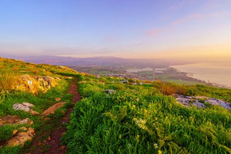 Foto de Vista del amanecer del mar de Galilea, y de la Reserva Natural del Monte Arbel, con un sendero, al norte de Israel - Imagen libre de derechos