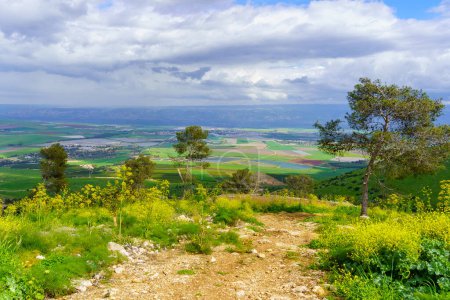 Téléchargez les photos : Vue hivernale du paysage de campagne de la vallée de Jezreel, depuis la crête montagneuse de Gilboa. Nord d'Israël - en image libre de droit